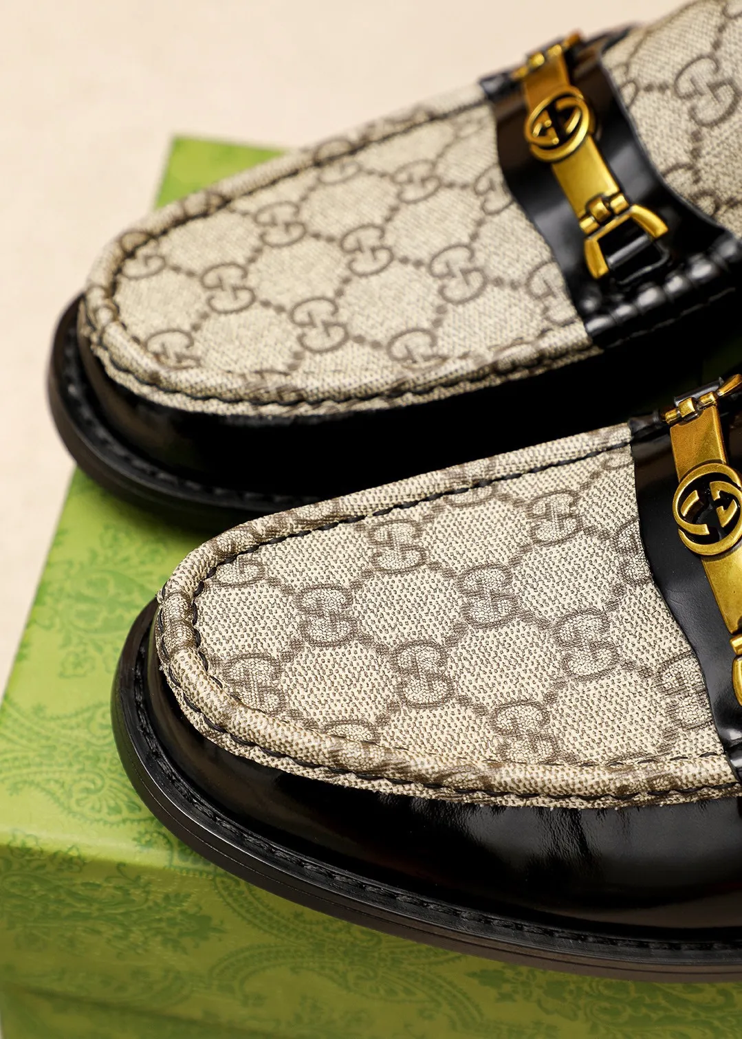 Men's shoes 💰460 💐 Product trademark: GUCCI "Gucci" casual leather shoes Regular size: 38-44 (45🉑️customized) Product materials: Selected imported first-layer open-edge beaded cowhide leather upper + luxury hardware buckle, imported water-dyed cowhide leather lining. Strong three-dimensional visual effect, original combination outsole Color: 4⃣️colors available